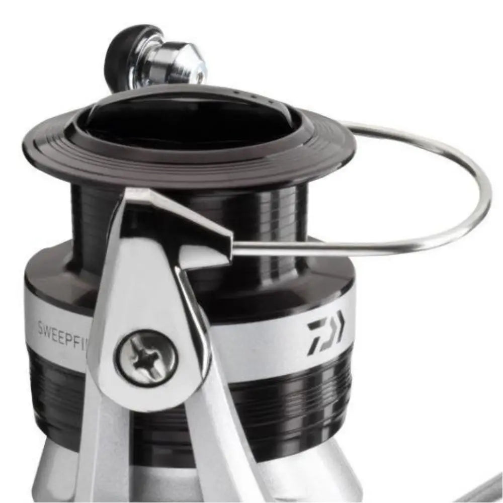 Molinete Daiwa Sweepfire E 2500C Drag 4 kg