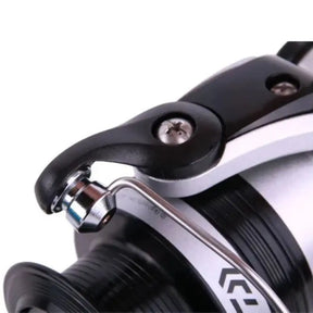 Molinete Daiwa Sweepfire E 2500C Drag 4 kg