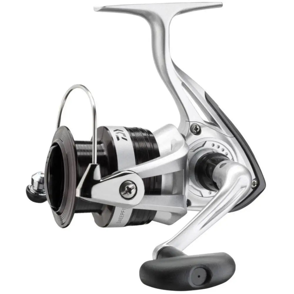 Molinete Daiwa Sweepfire E 2500C Drag 4 kg